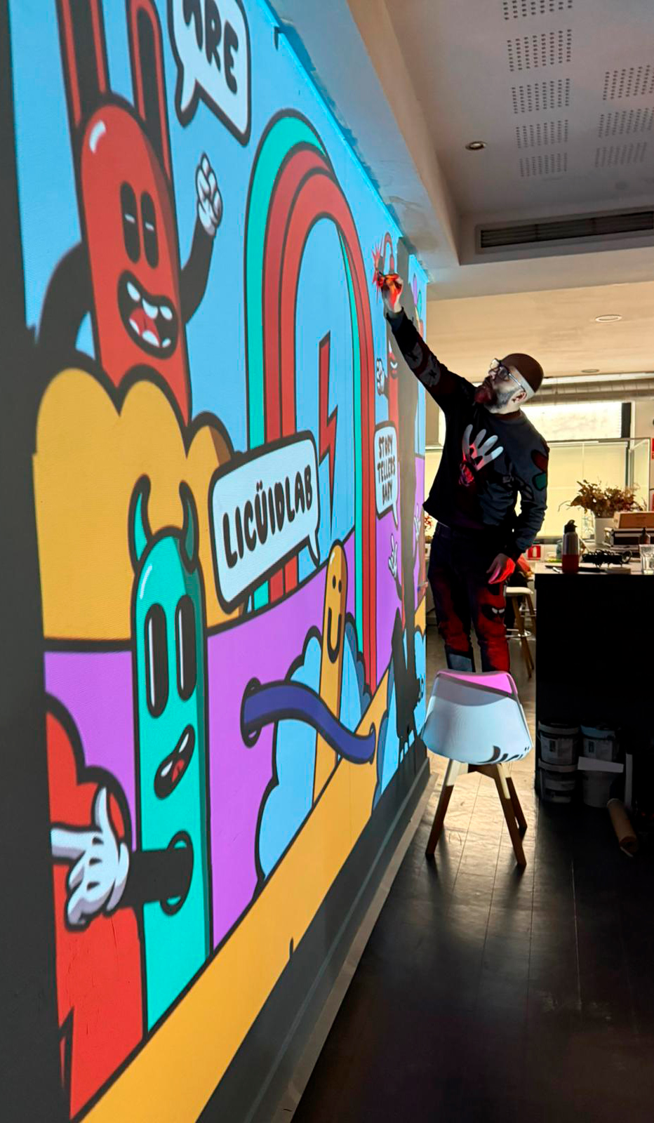 Javi pintando el mural